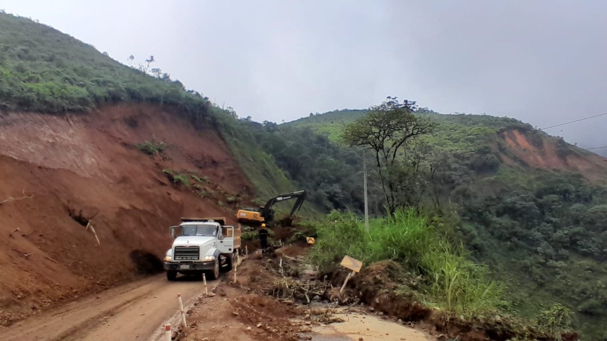 Un deslave de gran magnitud obstaculita el paso en el kilómetro 92 de la vía Cuenca- Molleturo- El Empalme.