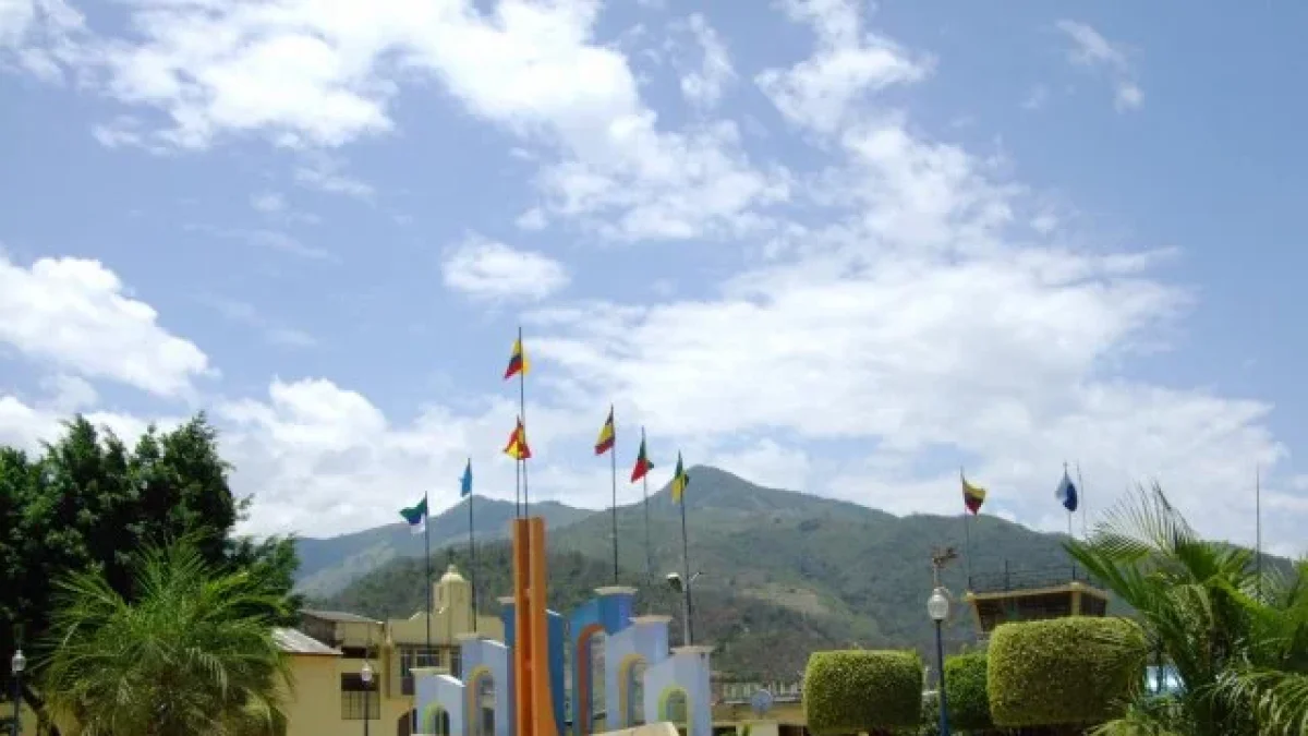 Vista de una ciudad fronteriza en el sur de Ecuador, donde el río y el puente internacional marcan la conexión con Perú.