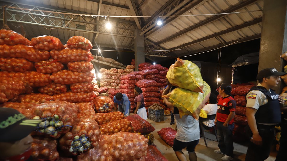 En el mercado de Montebello trabajadores bajan los sacos de los alimentos que llegan de diferentes provincias.