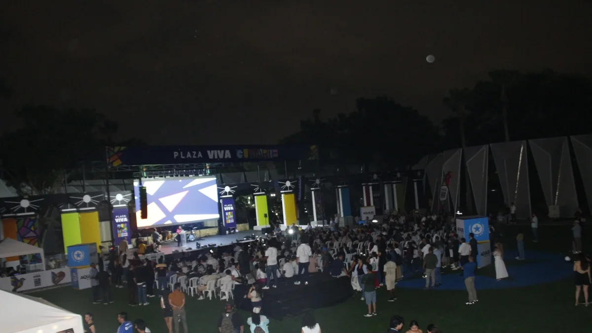 La plaza Guayarte no se llenó en su reapertura. Unas 300 personas asistieron al acto de reinauguración, la noche de este viernes 17 de abril.