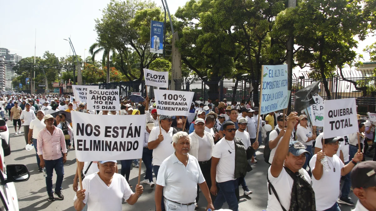 Cientos de pescadores protestaron en Guayaquil por el alto precio del diésel.