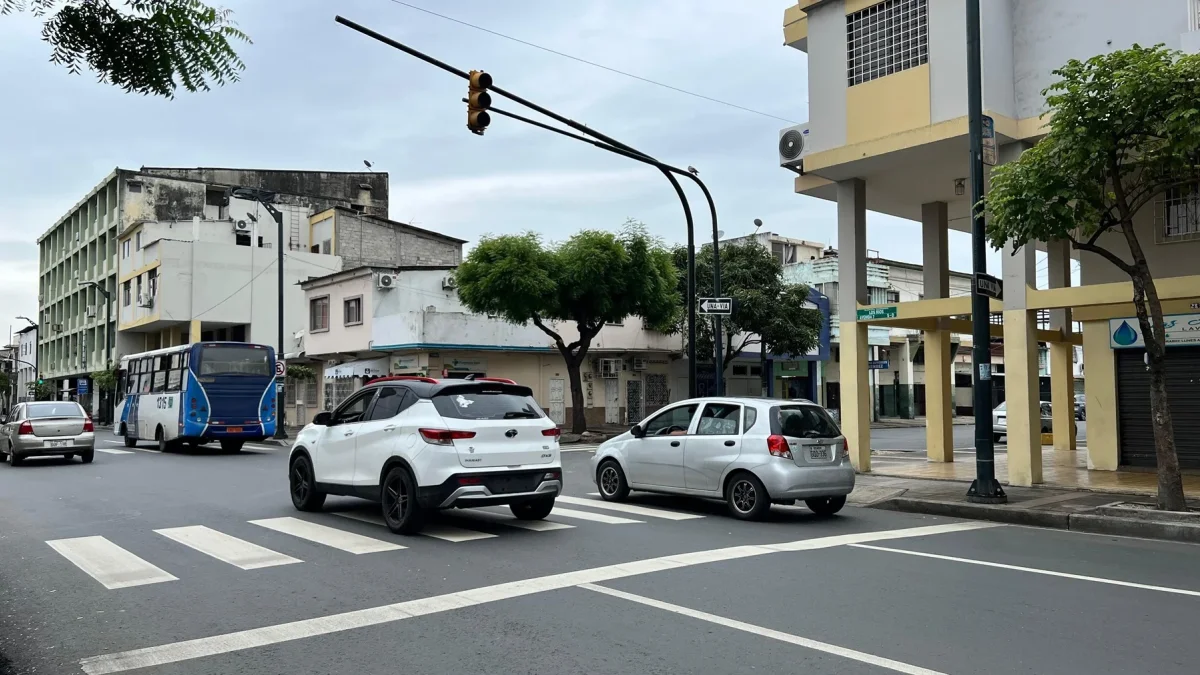 Varias líneas de buses serán desviadas en la calle Los Ríos, en el centro sur de Guayaquil.