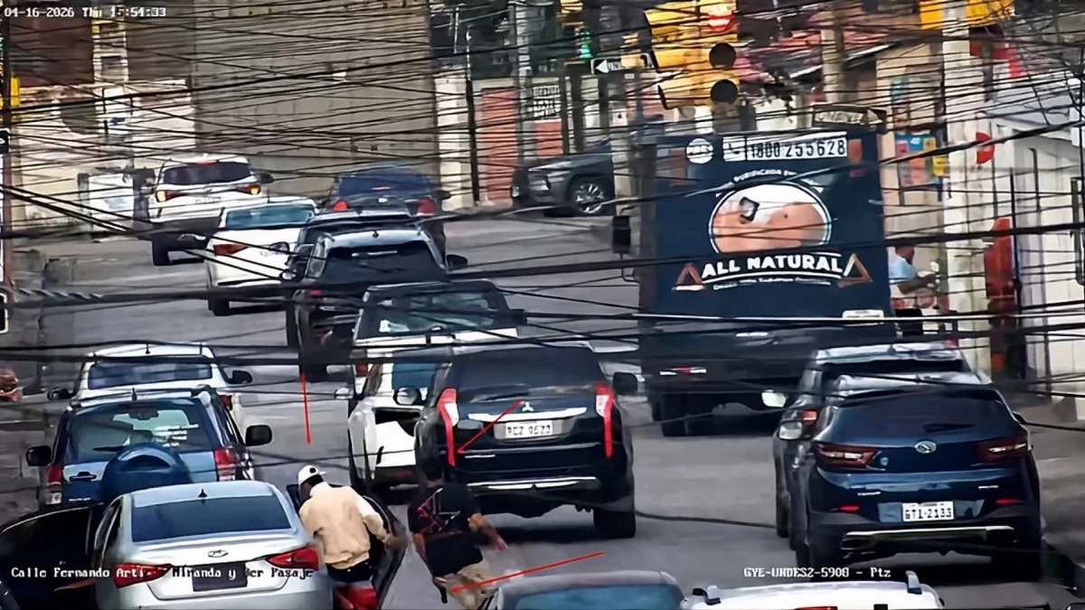 Los sospechosos de asaltar en Urdesa se movilizaban en un automóvil color gris.