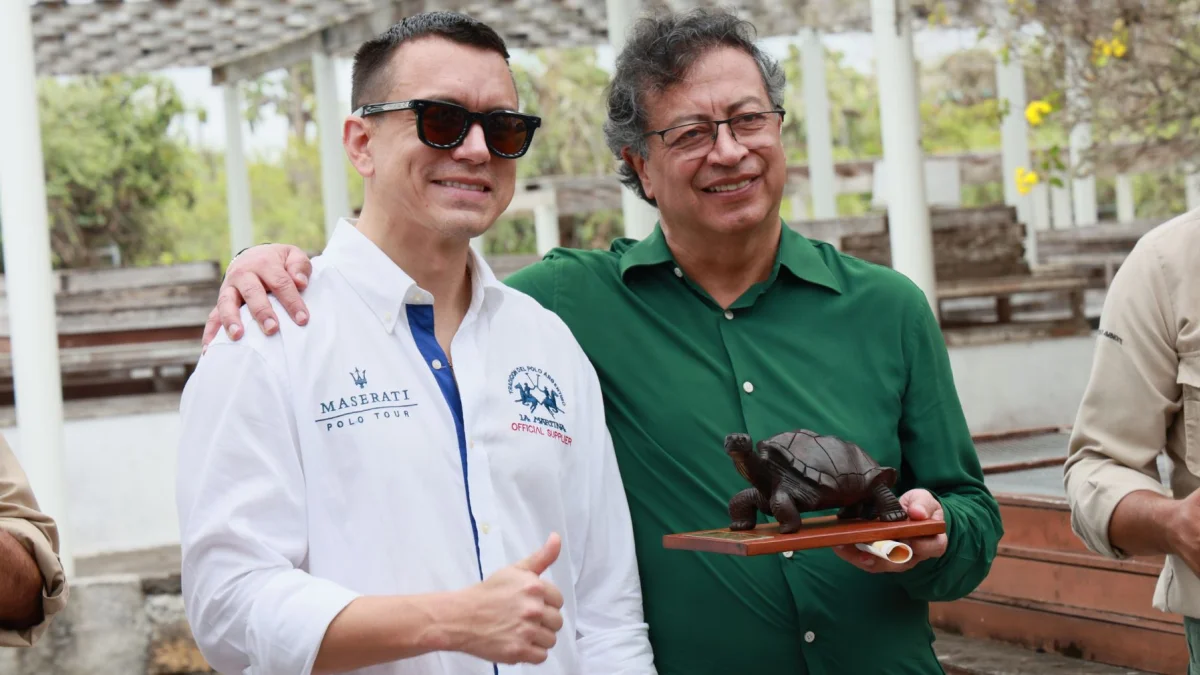 El presidente Daniel Noboa recibió a Gustavo Petro en Galápagos el 15 de diciembre de 2024.