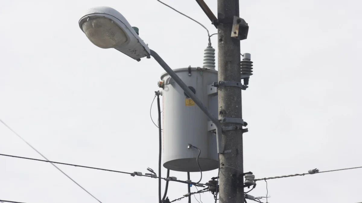 Los daños en transformadores, con los consecuentes apagones, se han vuelto constantes en varias zonas de Guayaquil y del país.