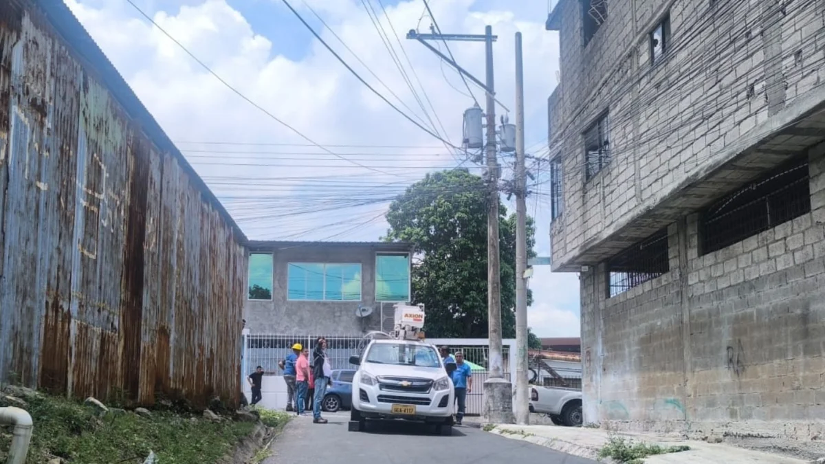 Personal de la Corporación Nacional de Electricidad (CNEL) acudió a reparar el daño por la explosión de un transformador.