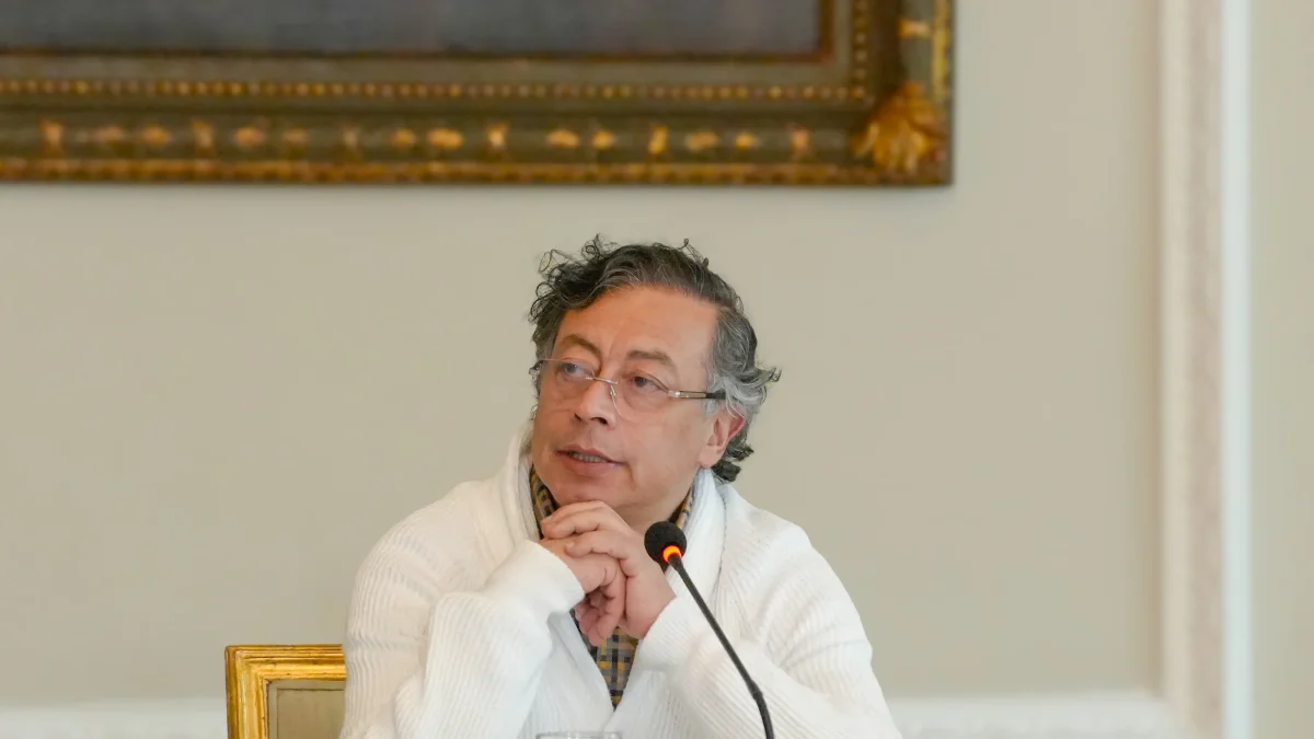 Gustavo Petro niega vínculos con criminales y acusa injerencia política en su contra.