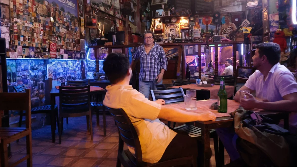 La Taberna. Hace 64 años funciona este bar en el barrio Las Peñas; su propietario, Manuel Vélez Linares, cuenta que entre sus clientes están sus amigos y los hijos de ellos.