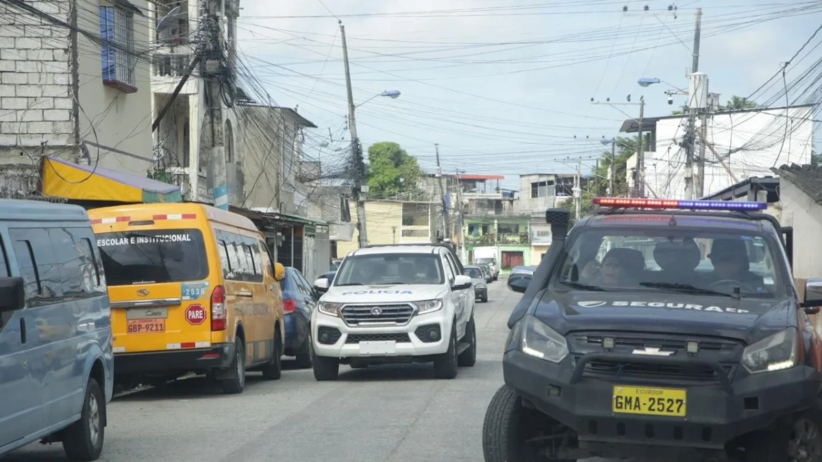 Agentes de la Policía Nacional mantuvieron vigilancia durante el velorio y el traslado del féretro de Jeremy Zambrano.