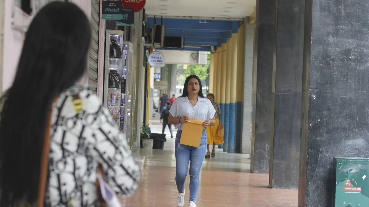 Tras dejar el colegio o mientras cursan la universidad, jóvenes buscan empleo en Euador, algo que puede resultar complicado.