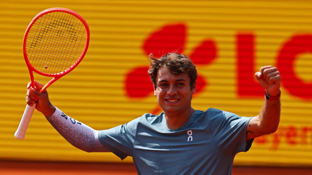 Cobolli celebró llorando tras vencer por doble 3-6 a Alexander Zverev.
