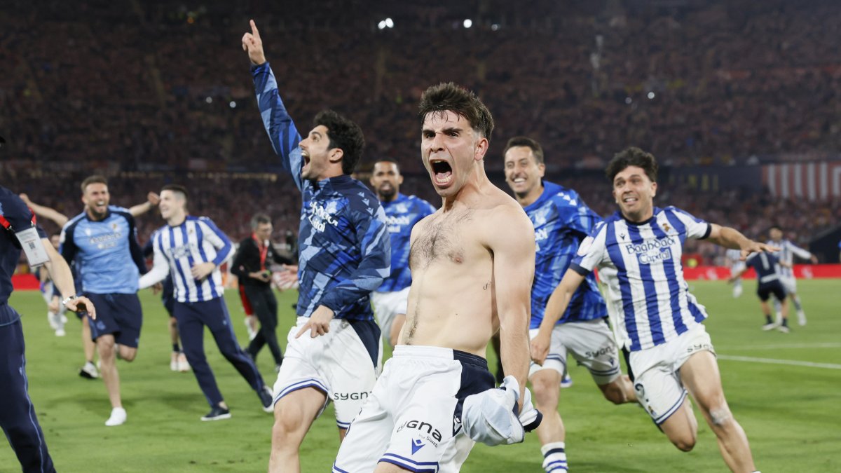 El centrocampista de la Real Sociedad Pablo Marín celebra el penalti que le dio la victoria al equipo donostiarra durante la final de la Copa del Rey ante Atlético de Madrid.