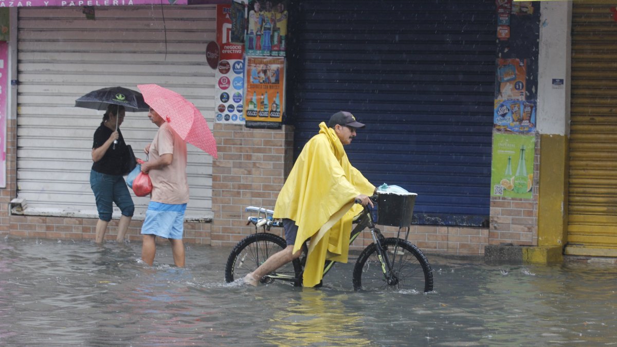 Las inundaciones son comunes en Guayaquil durante el invierno. Especialistas insisten en la necesidad de tener suelos permeables para facilitar el descenso rápido del agua.