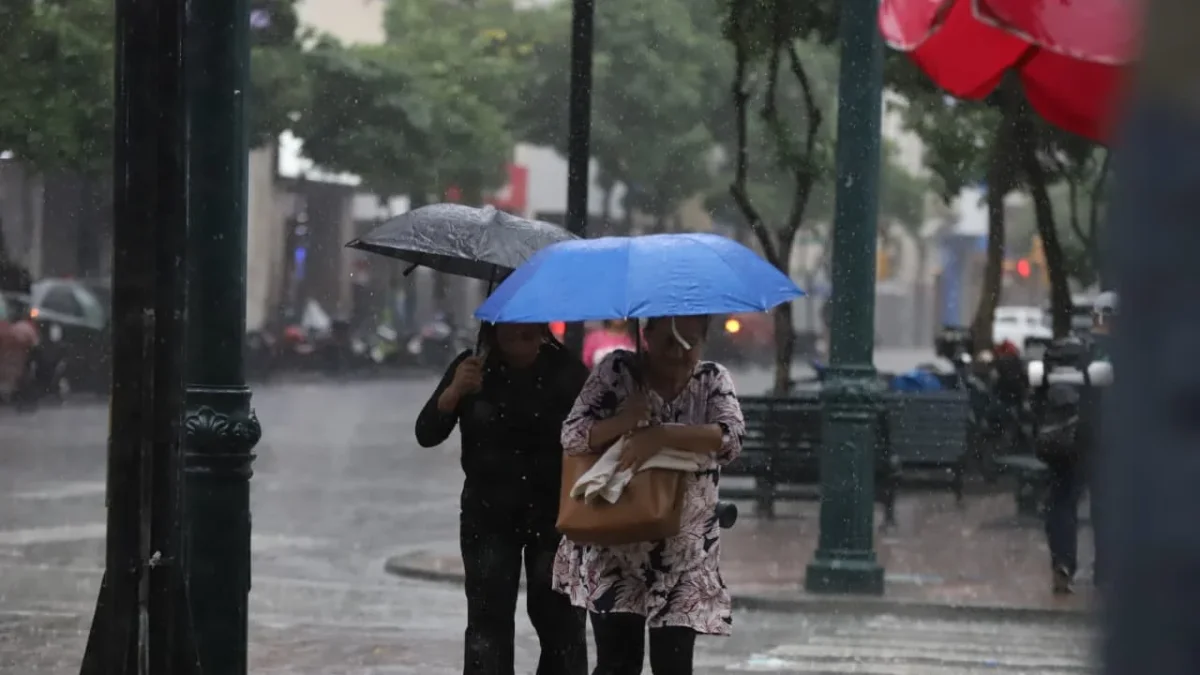 La tarde del 18 de abril, las lluvias provocaron inundaciones en varios sectores de la ciudad y complicaciones para los ciudadanos