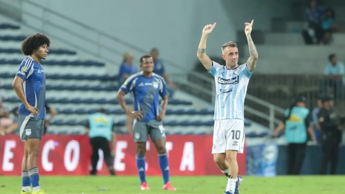 La frustración de los jugadores de Emelec en el festejo de uno de los dos goles de Damián Díaz (d).