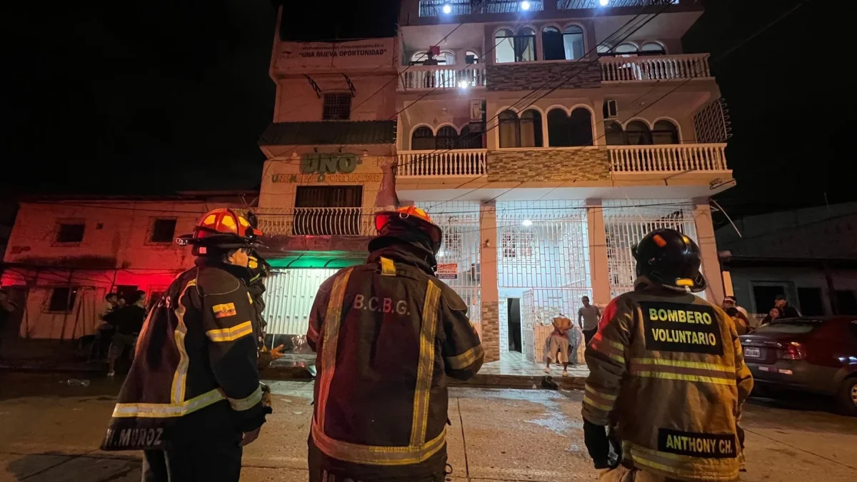 Personal bomberil atendió el incendio en el centro de rehabilitación ubicado en Leonidas Plaza y Colón, en el suroeste de Guayaquil.