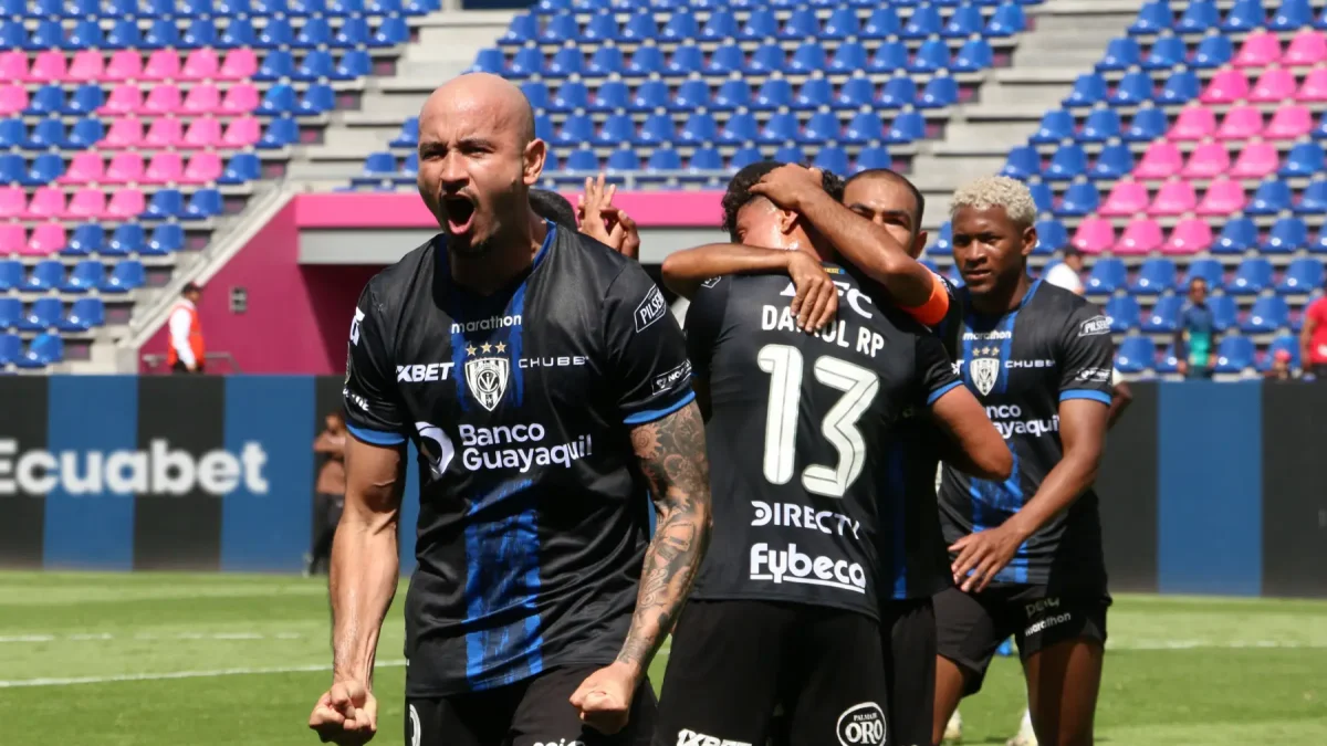 El paraguayo Carlos González (i) es el nuevo grito de gol de Independiente del Valle.