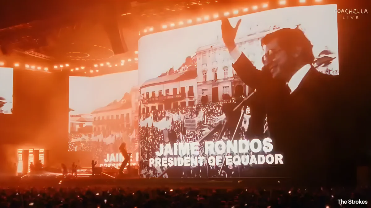 The Strokes proyecta imagen de Jaime Roldós durante su presentación en Coachella 2026.