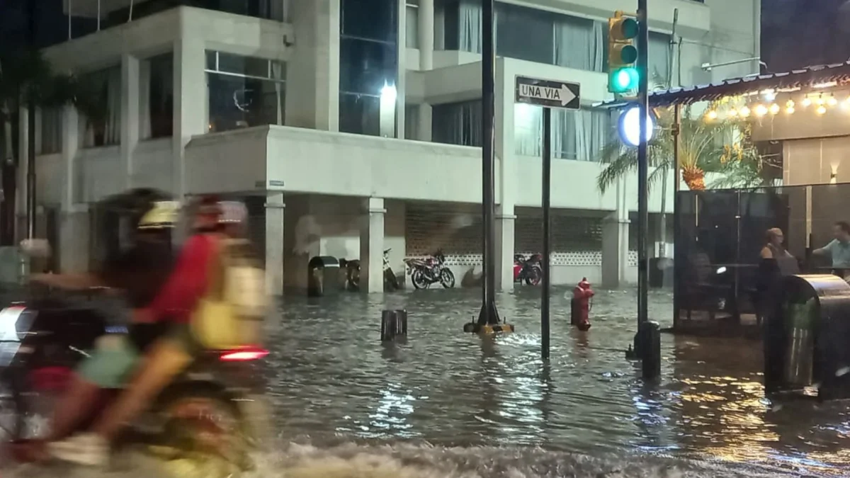 La intersección de Víctor Emilio Estrada y Costanera, en Urdesa central, fue una de las zonas donde se inundó tras la lluvia del 18 de abril.