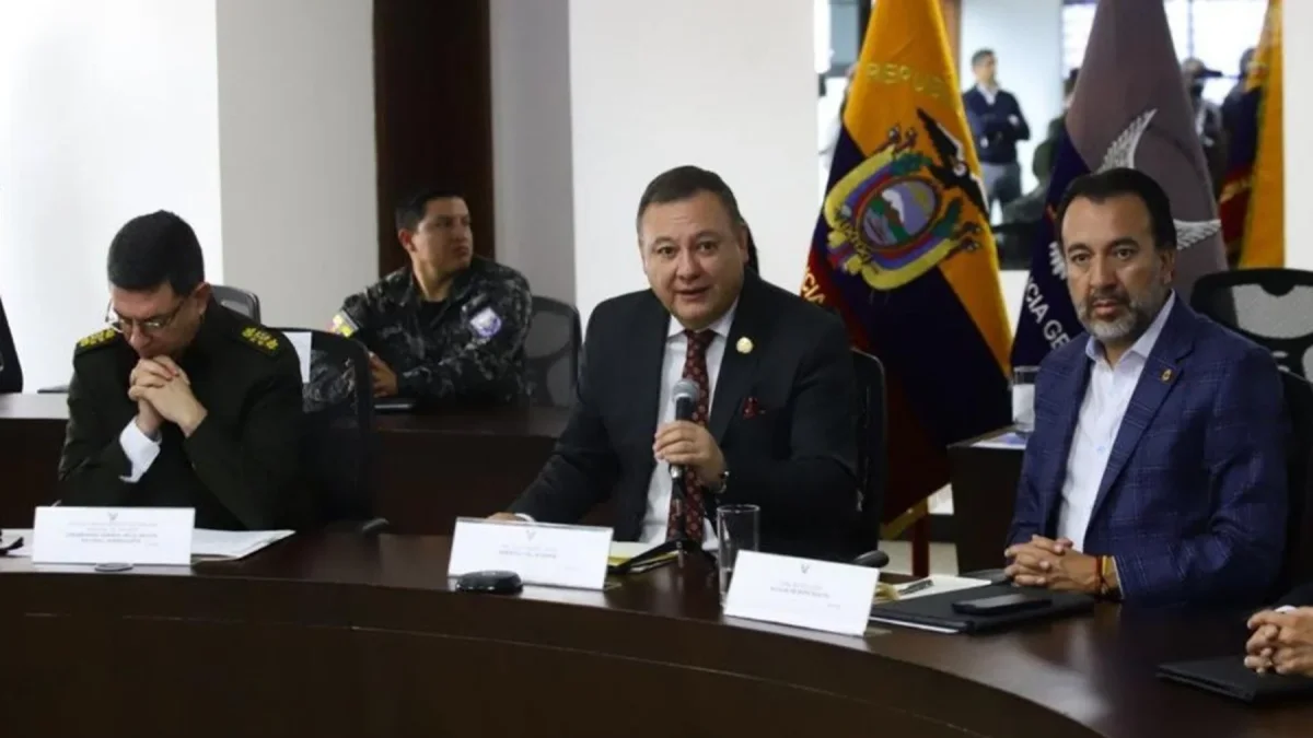 El exministro del Interior, Juan Zapata, aparece como uno de los posibles precandidatos para la Alcaldía de Quito, junto con el actual burgomaestre, Pabel Muñoz (d).