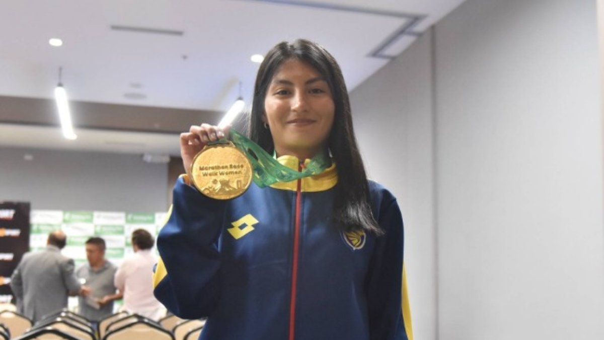 La marchista ecuatoriana Paula Torres muestra la medalla de oro que ganó en la maratón del Mundial por Equipos en Brasil.