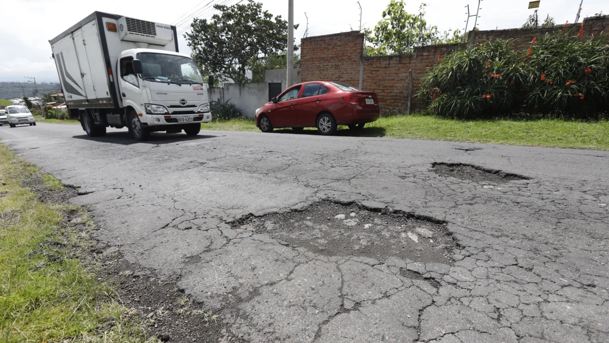 El conector de Alpachaca, que lleva al aeropuerto de Quito, en Tababela, presenta baches. A diario los conductores deben esquivarlos.