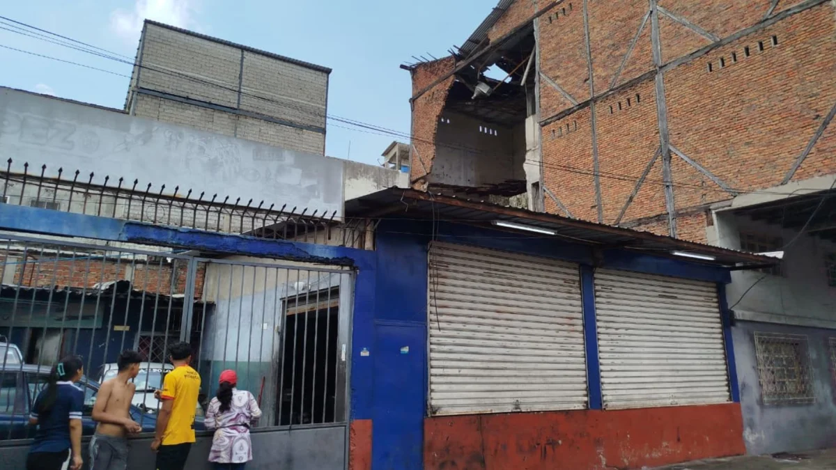 La pared colapsó en una vivienda, de construcción mixta, en Febres Cordero entre Villavicencio y Guaranda.