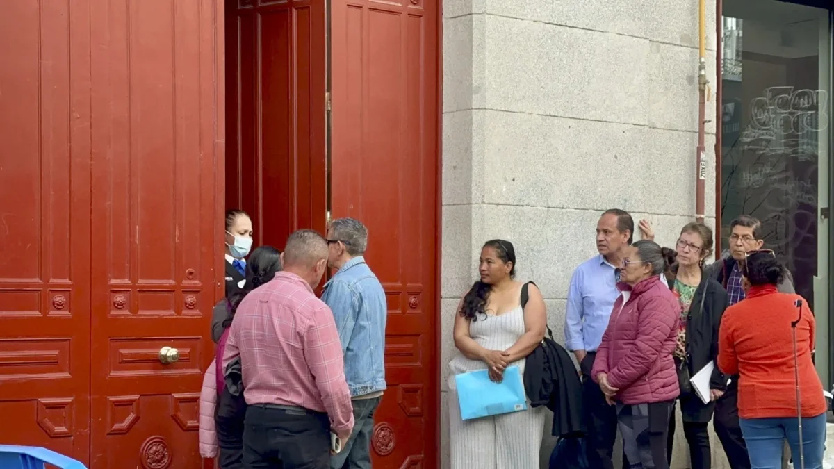 La espera, la ilusión y las dudas protagonizaron el primer día del proceso de regularización masiva de migrantes en España, el jueves 16 de abril.