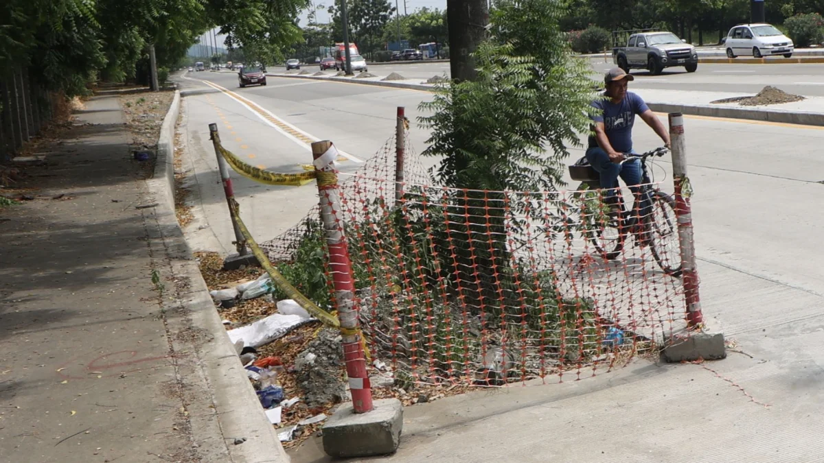Obstáculos en el trayecto de la ciclovía y la falta de continuidad en su trazado ponen en riesgo a los biciusuarios en la avenida Narcisa de Jesús.