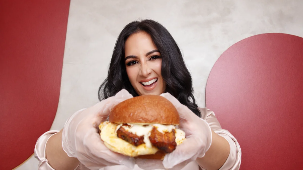 Con su hamburguesa La Manaba que ha resultado ganadora en ferias gastronómicas.