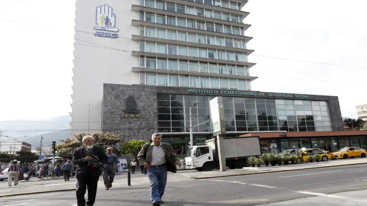 Los beneficios equivalen a cinco veces los aportes; la tasa de reemplazo es superior al 70 %, violando los principios actuariales.