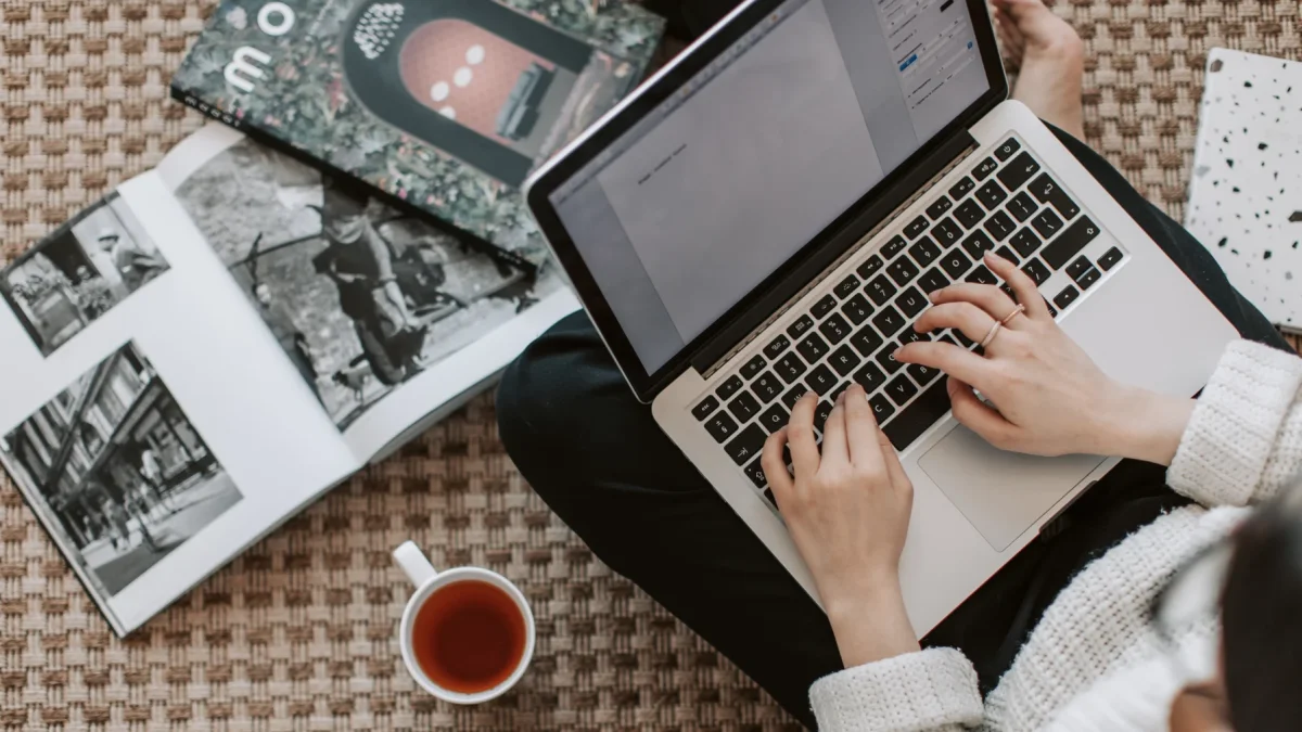 Imagen referencial. Columnista escribiendo sobre temas relevantes.