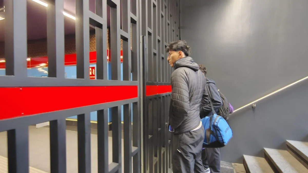 Usuarios que llegaron a la estación El Ejido se encontraron con las puertas cerradas.