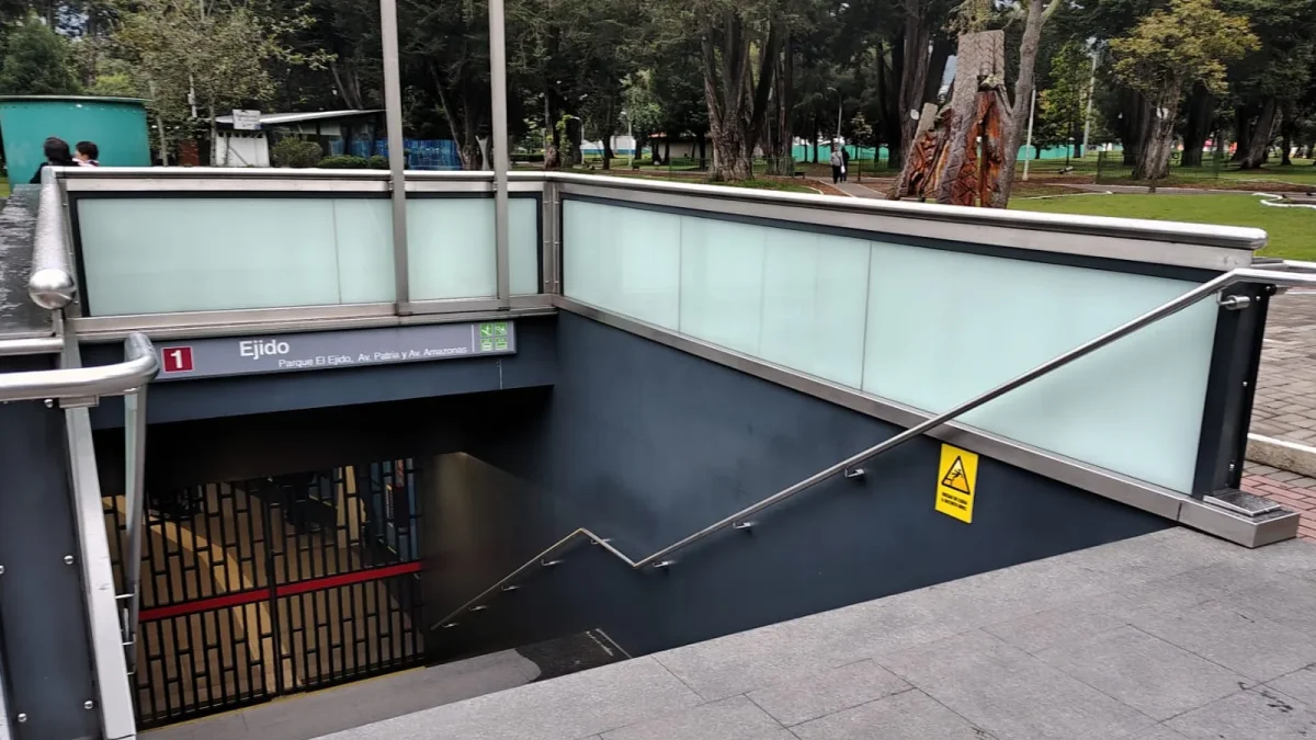 Las puertas de la estación El Ejido permanecen cerradas. Un guardia informa a los usuarios que no hay servicio.