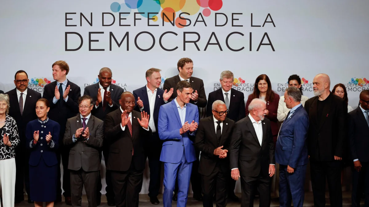 Mandatarios y representantes internacionales posaron en la cumbre que busca fortalecer la defensa democrática.