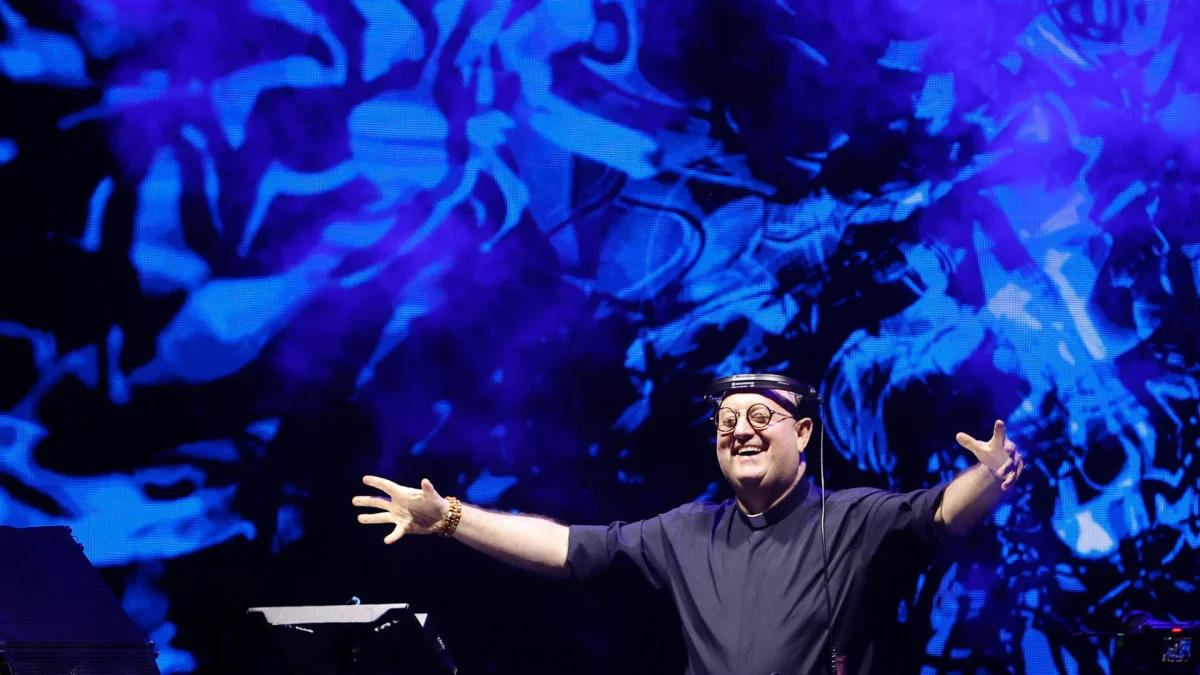 El sacerdote Guilherme Peixoto rindió homenaje al Papa con música en Plaza de Mayo.