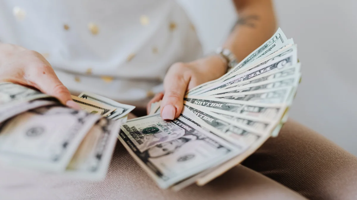 El Código de Trabajo establece que las horas laboradas en días de descanso obligatorio se consideran extraordinarias y deben pagarse con un recargo del 100 %.