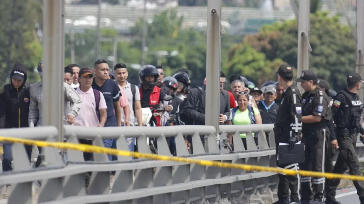 Cierre obligó a personas a cruzar a pie para llegar a sus trabajos en Durán.