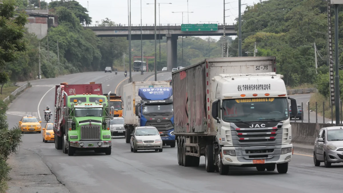 El transporte pesado circulando por la perimetral en Guayaquil.