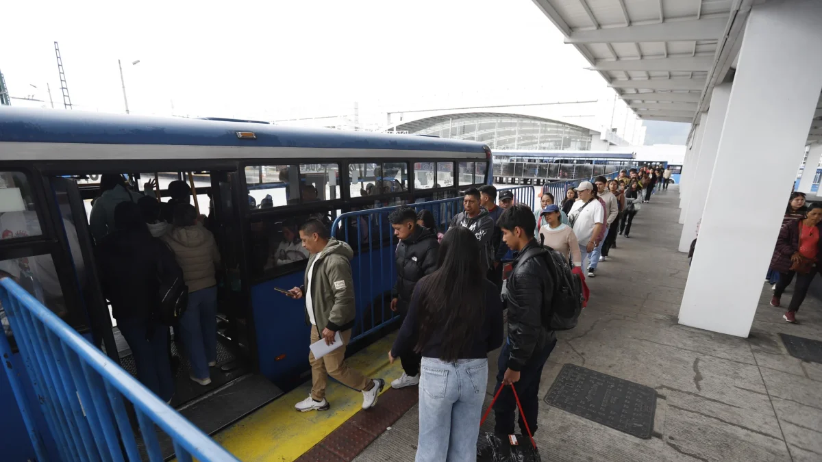 Miles de usuarios optaron por abordar otros sistemas de transporte en Quito.