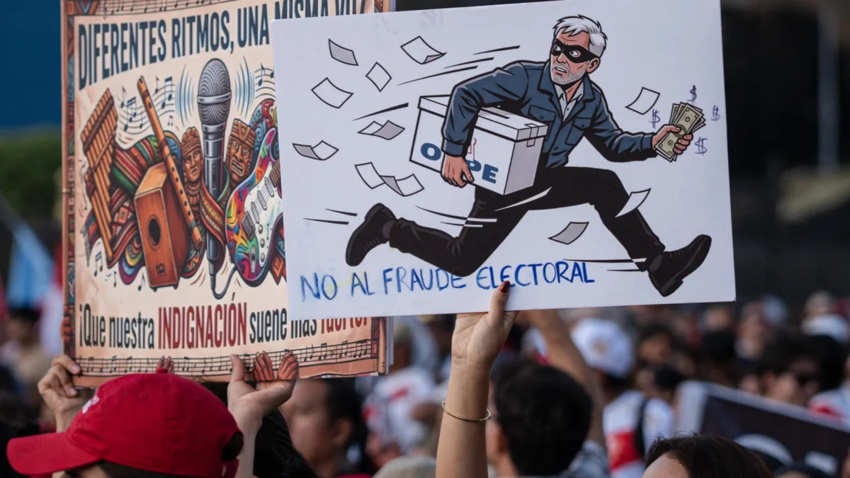Personas sostienen carteles en la “Gran Marcha Defendamos la democracia”, en Lima (Perú).