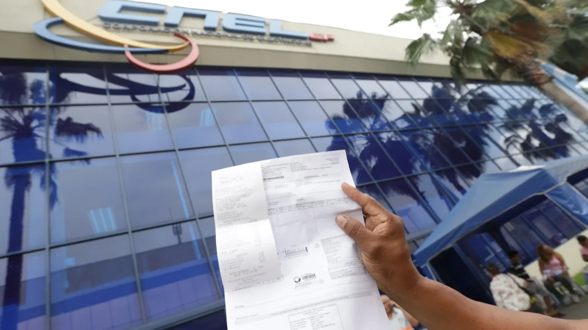 Una persona reclama alza en la planilla de luz.