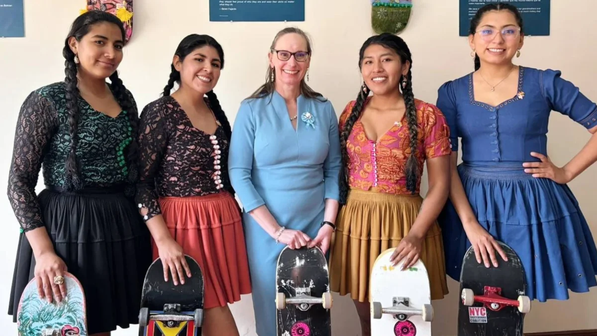 Las cholitas skaters desafían estereotipos mezclando tradición y deporte urbano.