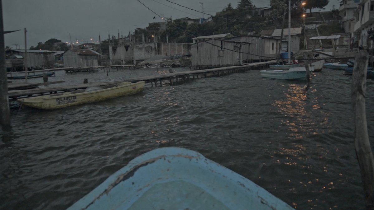 Las imágenes acompañan el trayecto por el río y registran los vestigios de lo que alguna vez fue el muelle y las viviendas que se asentaban junto a la ribera.