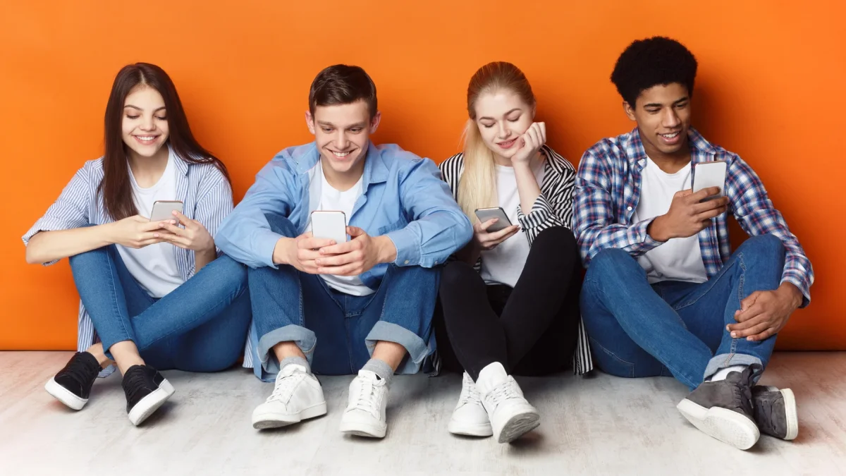 TikTok, Instagram y Snapchat dominan el tiempo digital de los adolescentes, según Pew Research Center.