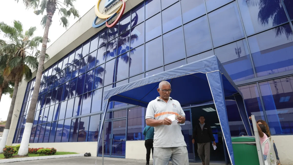 Un ciudadano acude a Cnel para reclamar por el alza en su planilla de luz.
