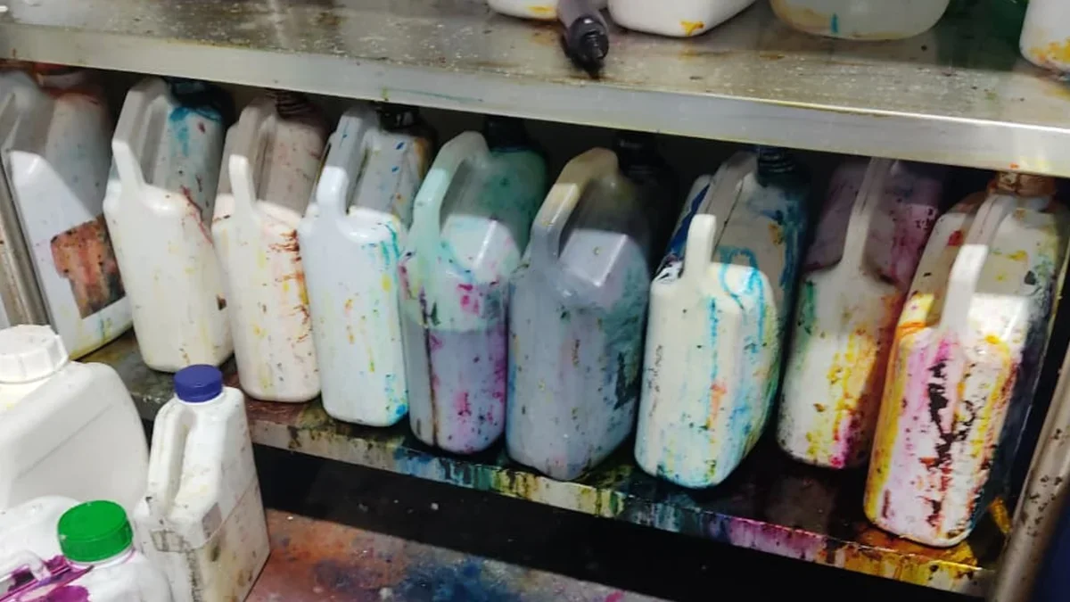 Agentes de la Arcsa clausuraron un laboratorio de cosméticos en Quito, tras detectar graves fallas de higiene.