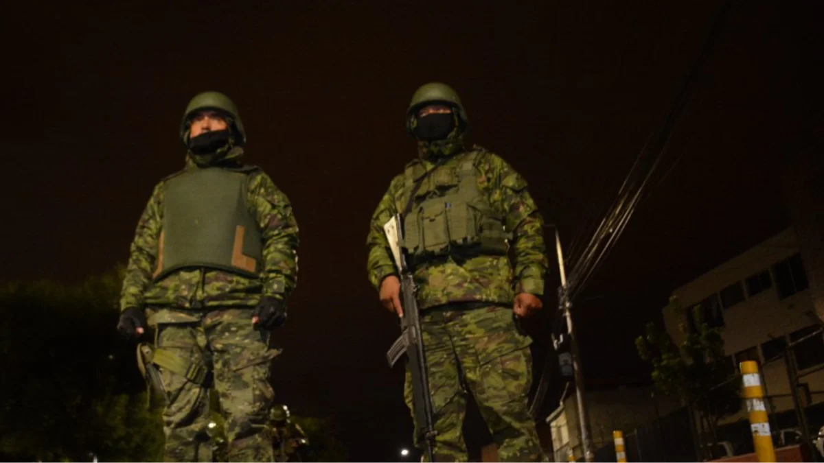 El Código Orgánico Integral Penal (COIP) establece en su artículo 282 que el incumplimiento de decisiones legítimas de la autoridad constituye un delito.