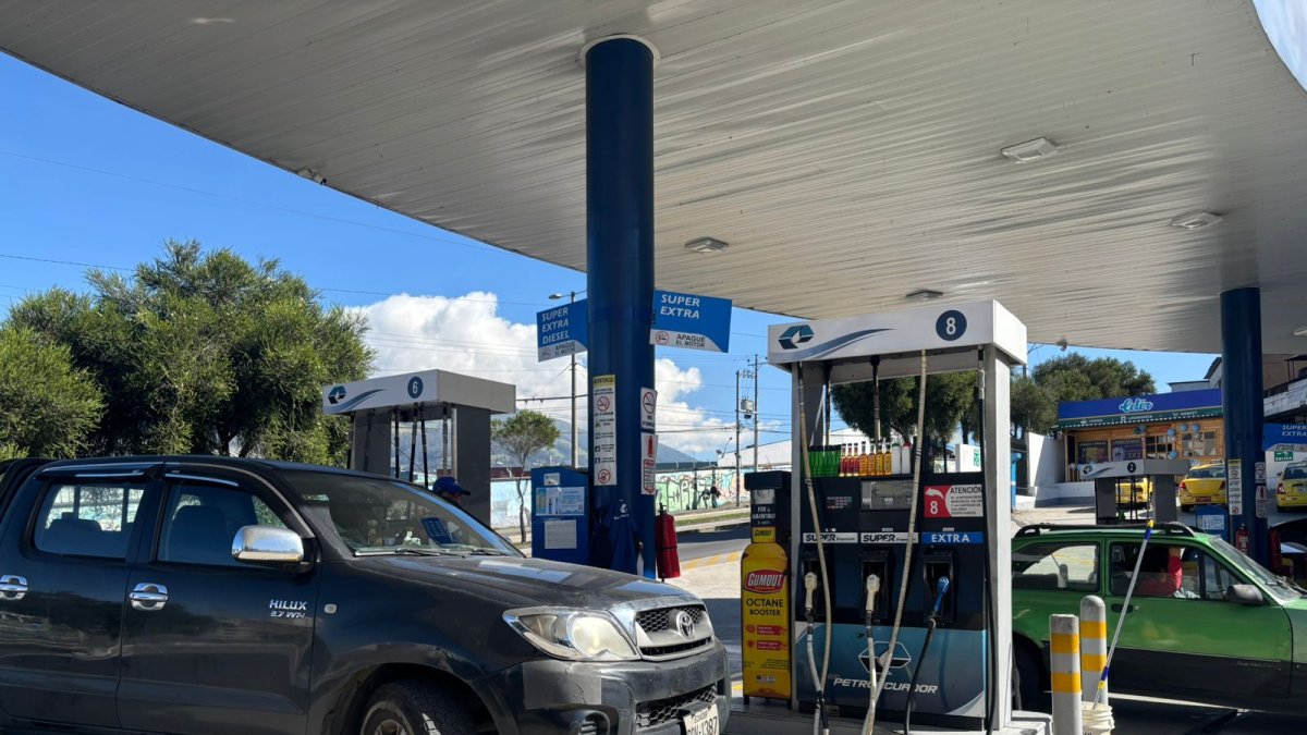 Pie de foto: El precio de los combustibles en Ecuador mantiene un alza sostenida desde el 12 de marzo de 2026.
