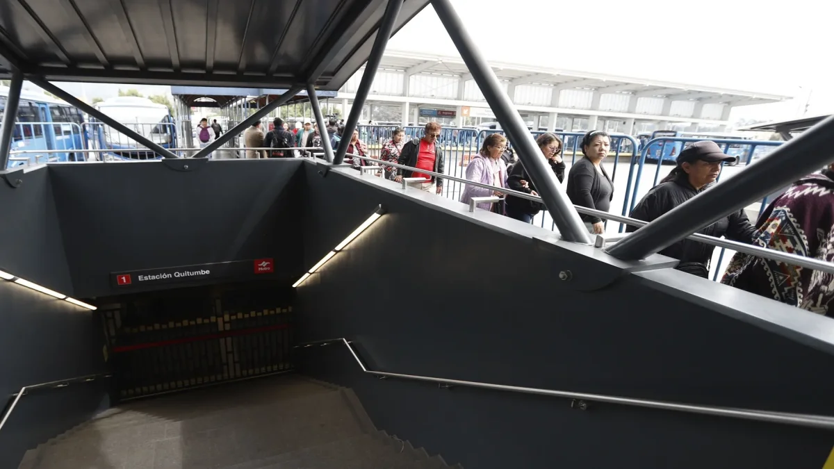 1. Transporte. Desde la madrugada del lunes 20 de abril de 2026, las 15 estaciones del Metro amanecieron cerradas. Usuarios criticaron la falta de información.